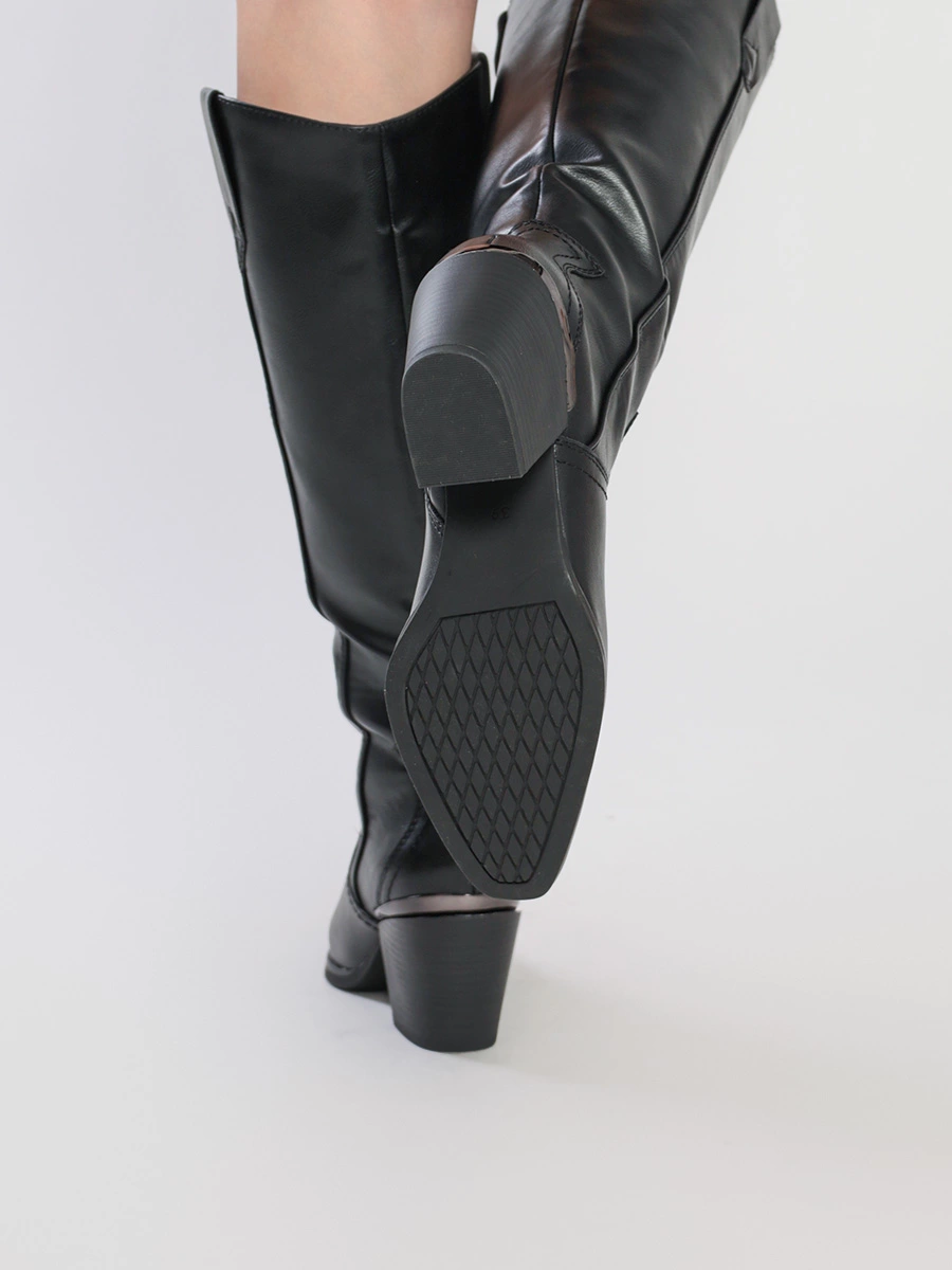 Ботфорты черного цвета на высоком каблуке